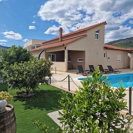 Kaštel Štafilić Beautiful Holiday Home "Villa Luka" מראה חיצוני תמונה