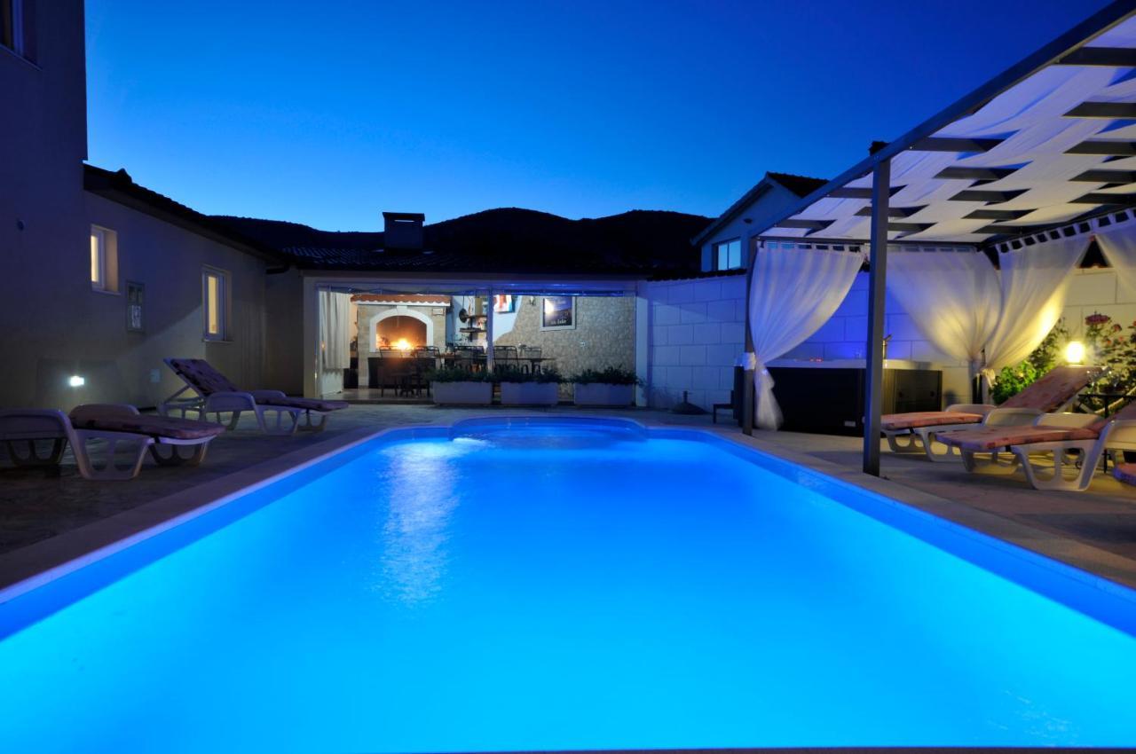 Kaštel Štafilić Beautiful Holiday Home "Villa Luka" מראה חיצוני תמונה