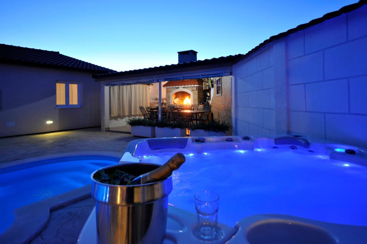 Kaštel Štafilić Beautiful Holiday Home "Villa Luka" מראה חיצוני תמונה