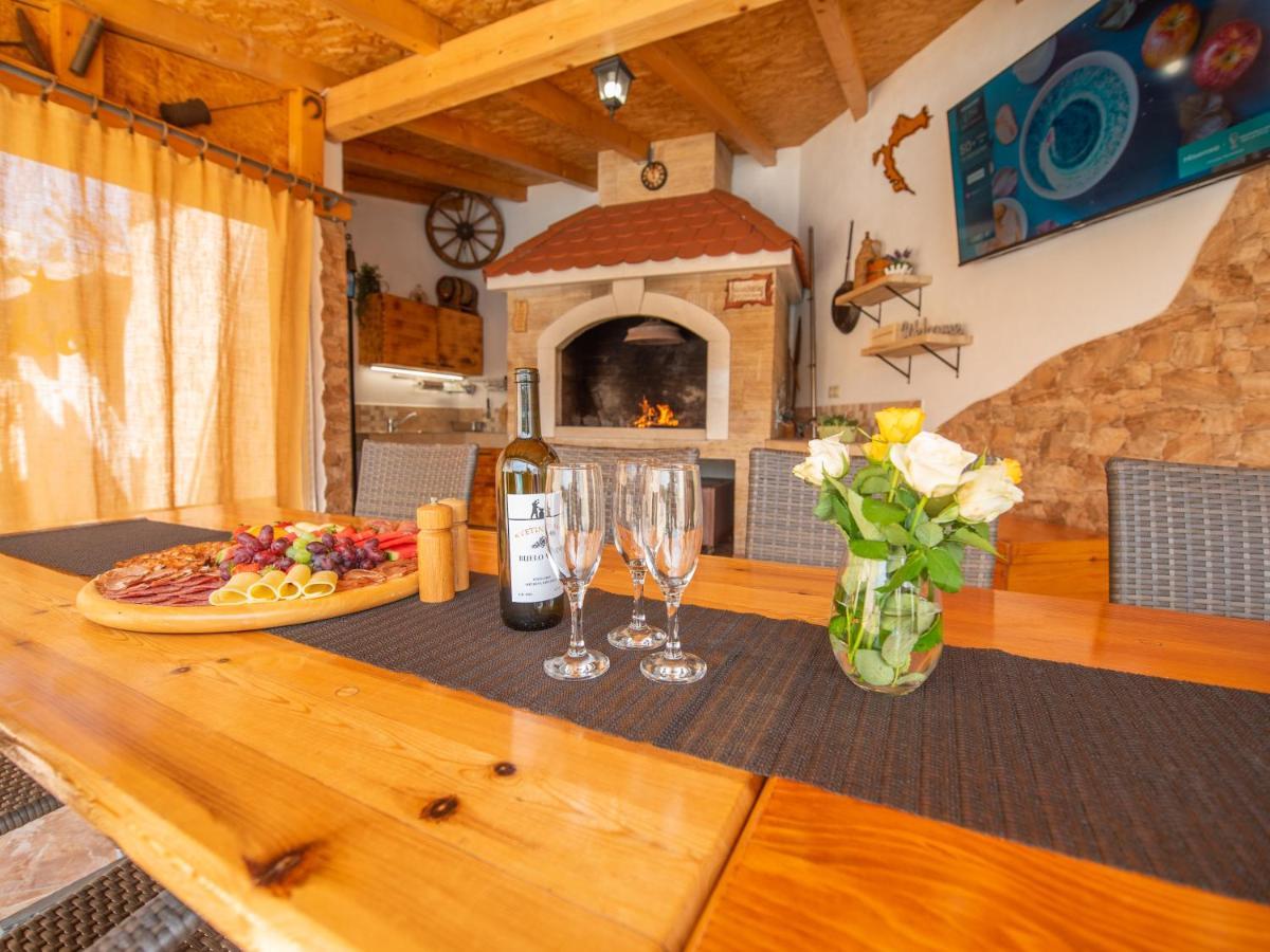 Kaštel Štafilić Beautiful Holiday Home "Villa Luka" מראה חיצוני תמונה