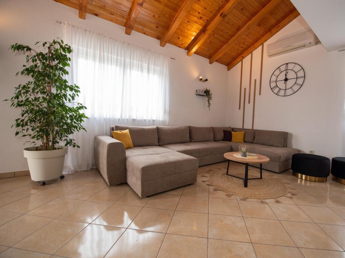 Kaštel Štafilić Beautiful Holiday Home "Villa Luka" מראה חיצוני תמונה