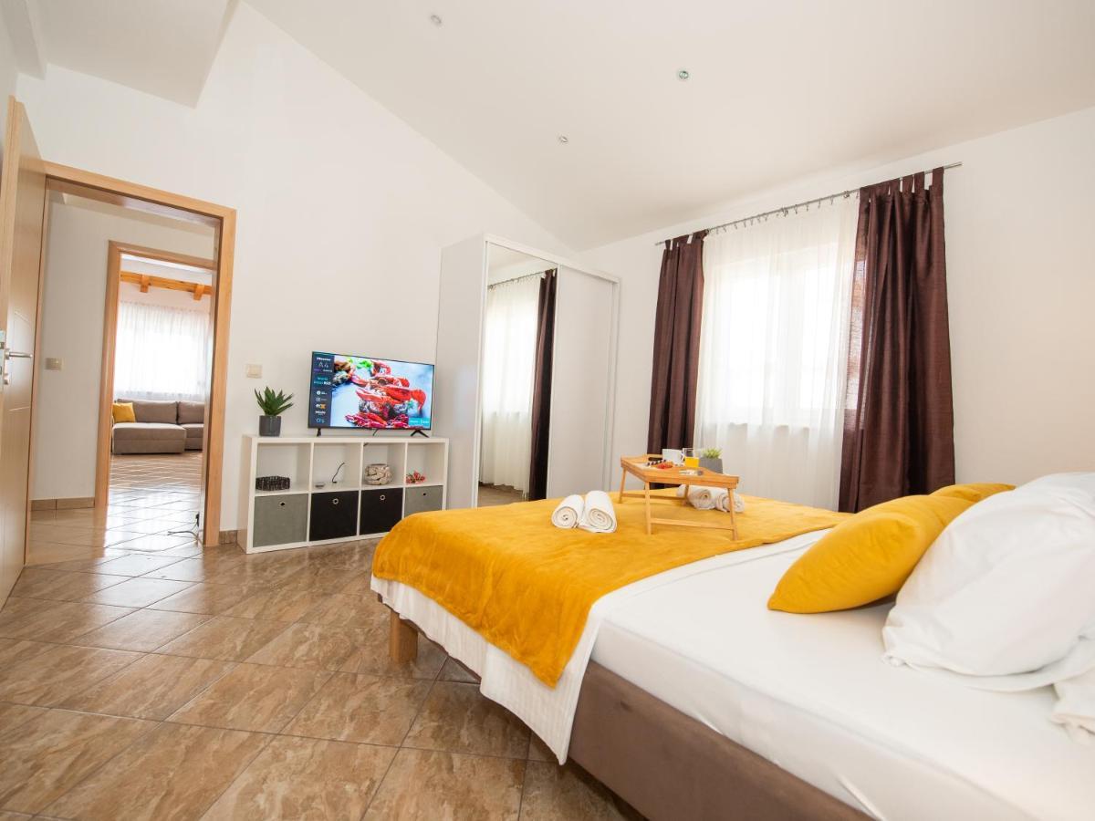 Kaštel Štafilić Beautiful Holiday Home "Villa Luka" מראה חיצוני תמונה