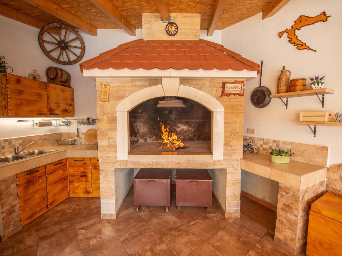 Kaštel Štafilić Beautiful Holiday Home "Villa Luka" מראה חיצוני תמונה