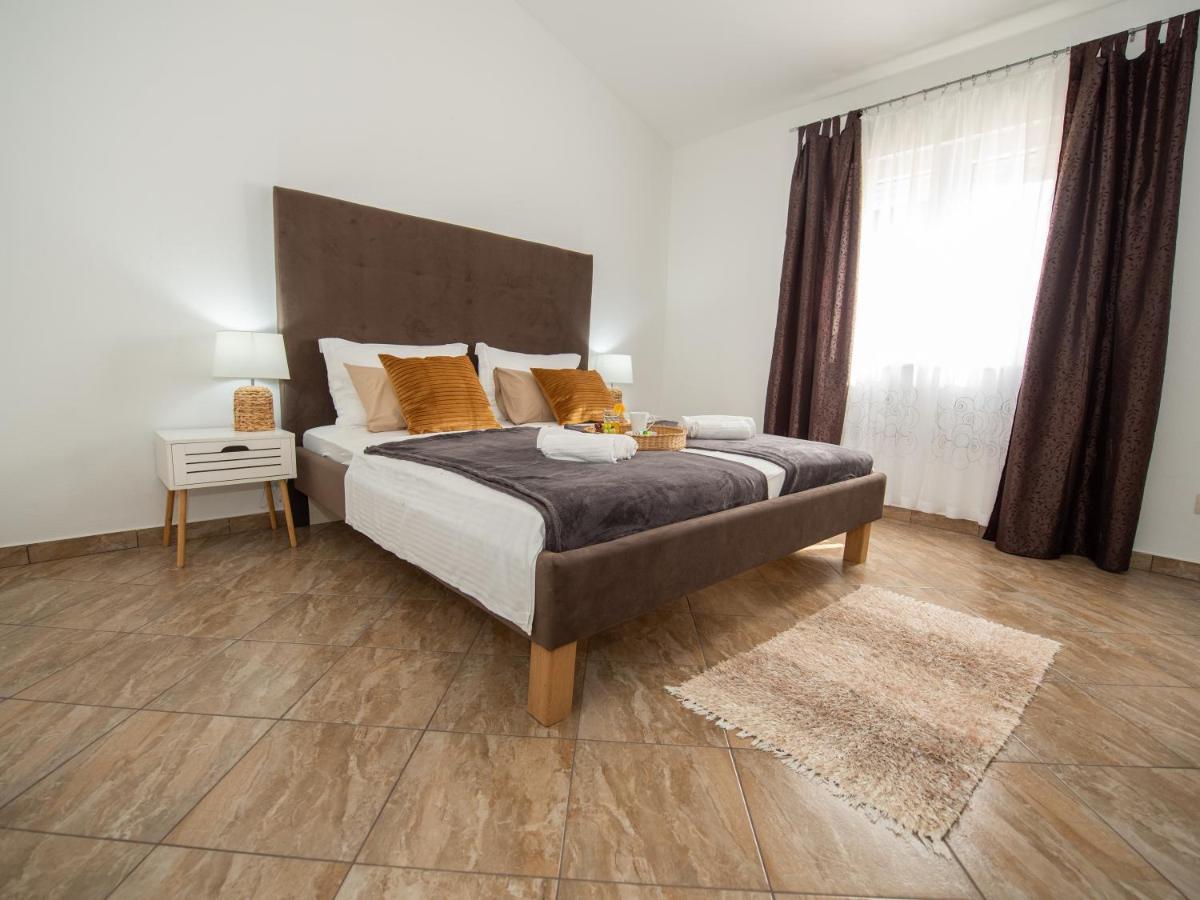 Kaštel Štafilić Beautiful Holiday Home "Villa Luka" מראה חיצוני תמונה