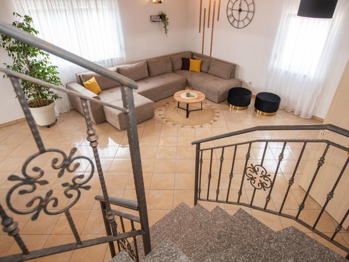 Kaštel Štafilić Beautiful Holiday Home "Villa Luka" מראה חיצוני תמונה