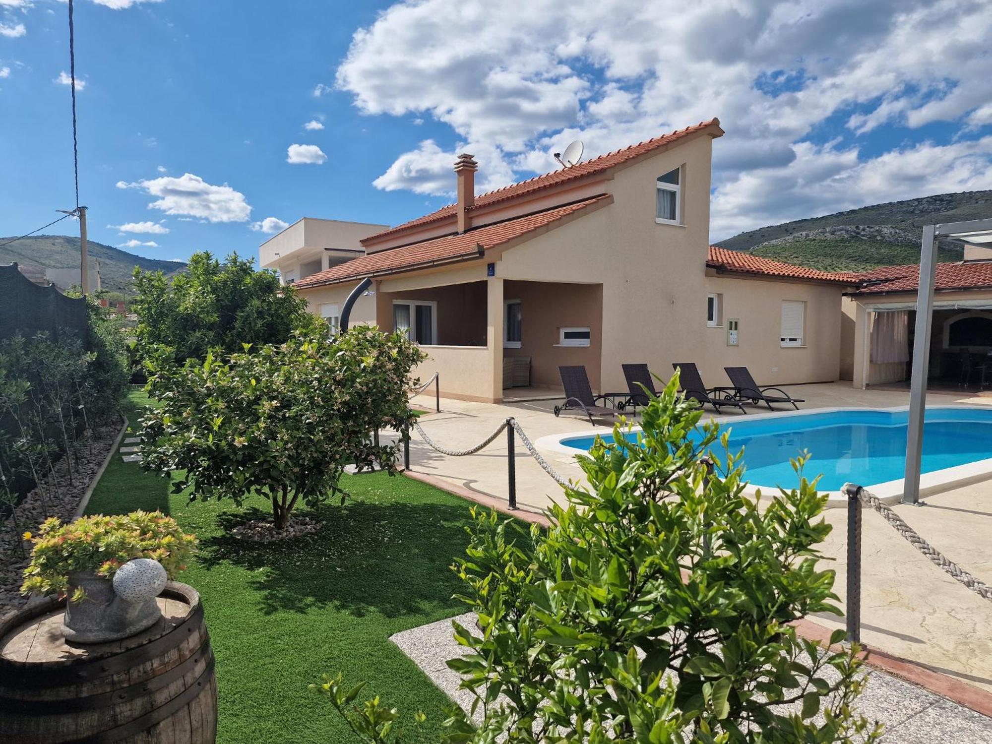 Kaštel Štafilić Beautiful Holiday Home "Villa Luka" מראה חיצוני תמונה